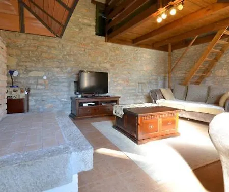 House Maestral Nyaraló *