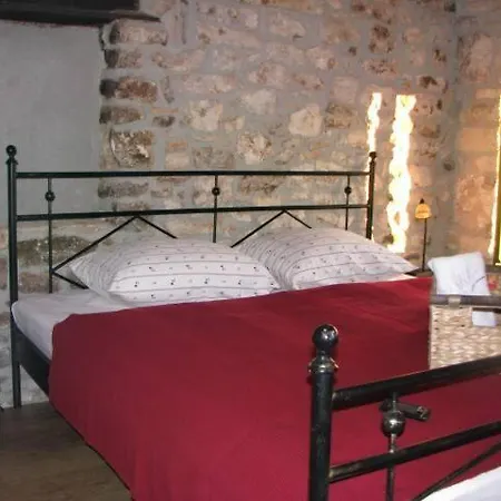 House Maestral Nyaraló