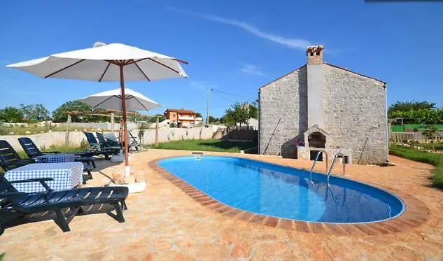 House Maestral Nyaraló