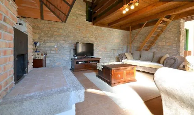 House Maestral Nyaraló *